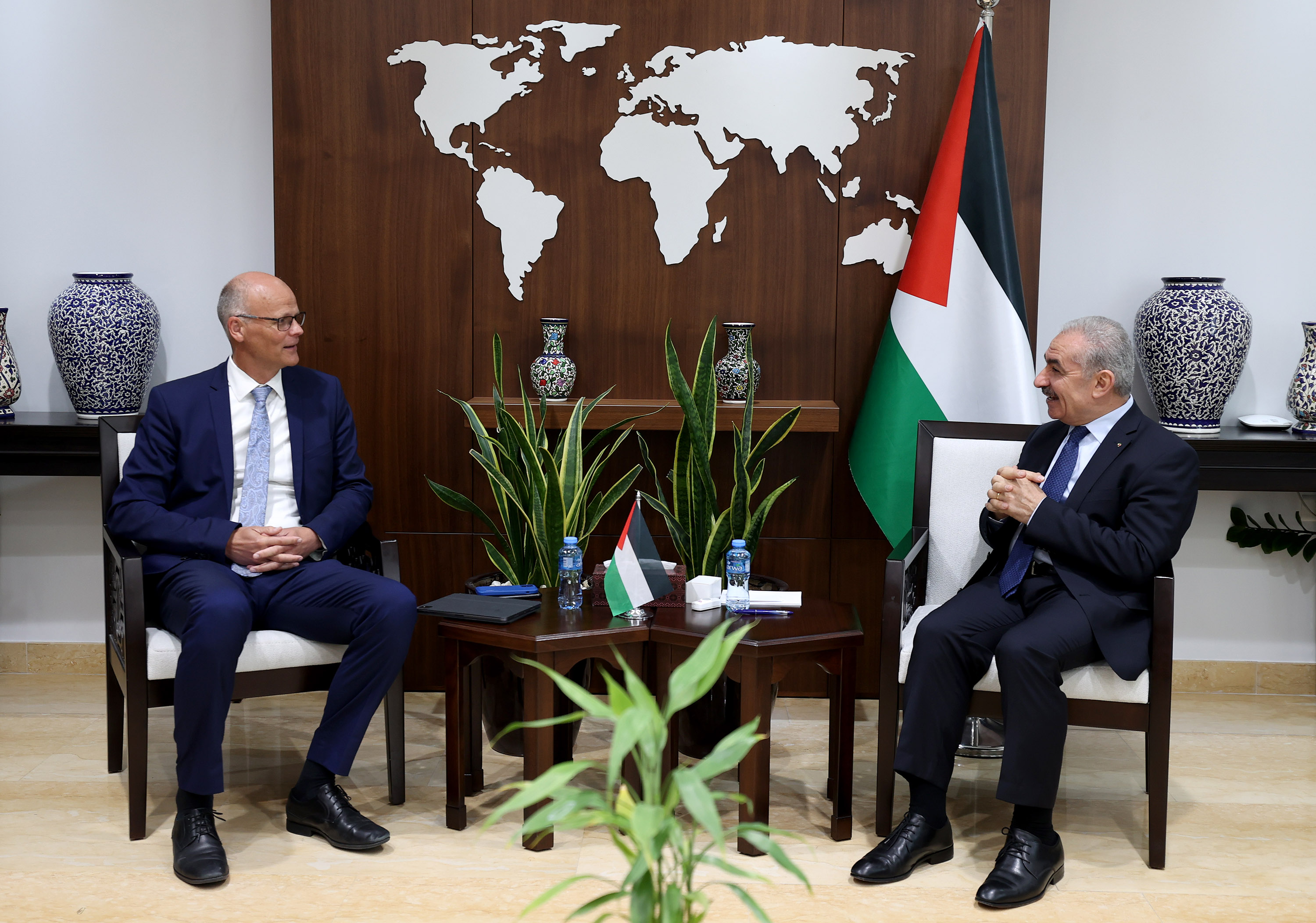 رئيس الوزراء محمد اشتية خلال لقائه المدير الإقليمي للبنك الدولي في فلسطين ستيفان إيمبلاد